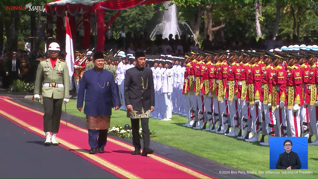 Presiden Prabowo Subianto bersama Presiden ke-7 Joko Widodo saat upacara penyambutan presiden RI ke-8 dan pelepasan RI ke-7 di Istana Merdeka, Jakarta, Minggu (20/10/2024). Foto: YouTube/Sekretariat Presiden