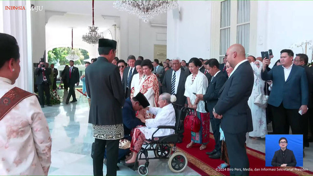 Presiden Prabowo Subianto mencium tangan bibinya Sukartini Silitonga-Djojohadikusuma saat upacara penyambutan presiden RI ke-8 dan pelepasan RI ke-7 di Istana Merdeka, Jakarta, Minggu (20/10/2024). Foto: YouTube/Sekretariat Presiden