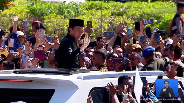 Presiden ke-7 Joko Widodo menyapa masyarakat saat akan meninggalkan Istana Presiden, Jakarta, Minggu (20/10/2024). Foto: YouTube/Sekretariat Presiden