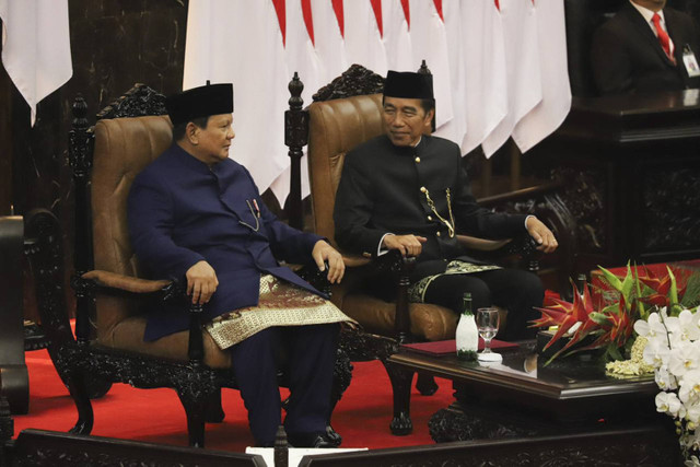 Presiden Prabowo Subianto dan Presiden ke-7 Joko Widodo berbincang usai Pelantikan Presiden dan Wakil Presiden periode 2024-2029 di Gedung Nusantara, kompleks Parlemen, Senayan, Jakarta, Minggu (20/10/2024). Foto: Iqbal Firdaus/kumparan