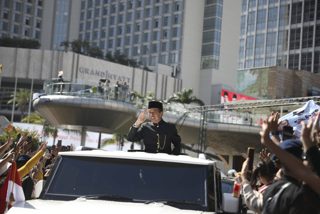 Presiden ke-7 Joko Widodo menyapa warga di kawasan Bundaran Hotel Indonesia saat menuju Bandara Halim, Minggu (20/10/2024).  Foto: Aditia Noviansyah/kumparan