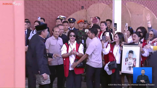 Presiden ke-7 Joko Widodo disambut warga saat tiba di Bandara Halim Perdana Kusumah, Jakarta, Minggu (20/10/2024). Foto: YouTube/Sekretariat Presiden