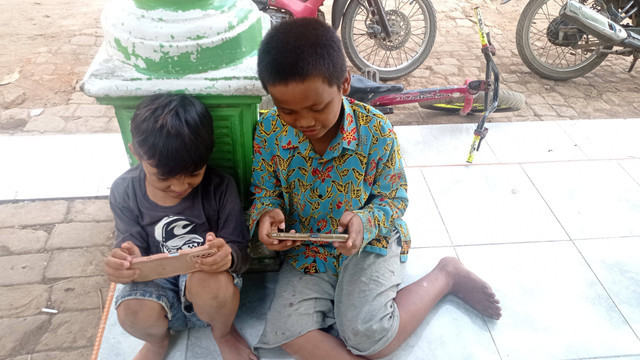 Foto anak bermain bersama game online (sumber : Arsip Pribadi Oleh Halimatus Sakdiyah)