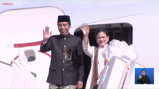 Presiden ke-7 Joko Widodo bersama Iriana Joko Widodo melambaikan tangan sebelum memasuki pesawat di Base Ops Lanud Halim Perdanakusuma, Jakarta, Minggu (20/10/2024). Foto: YouTube/Sekretariat Presiden