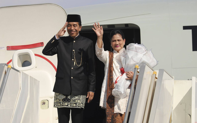 Presiden ke-7 Joko Widodo bersama Iriana Joko Widodo melambaikan tangan saat akan pulang ke Solo di Bandara Halim Perdana Kusumah, Minggu (20/10/2024). Foto: Iqbal Firdaus/kumparan