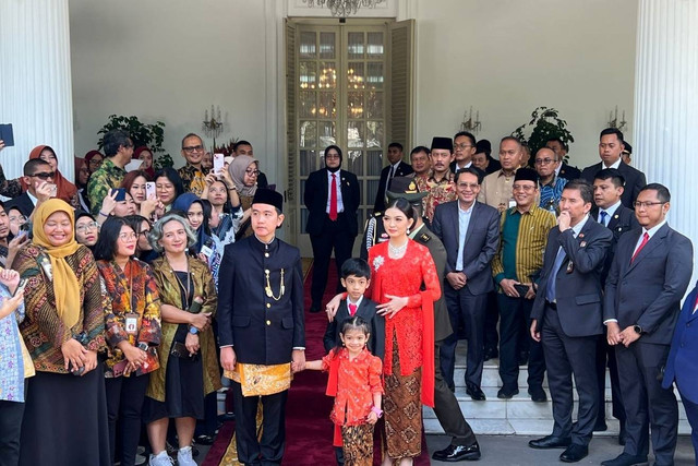 Wapres Gibran Rakabuming Raka bersama istrinya melepas Wapres ke-13 Ma'ruf Amin di Istana Wapres, Jakarta, Minggu (20/10/2024). Foto: Jonathan Devin/kumparan