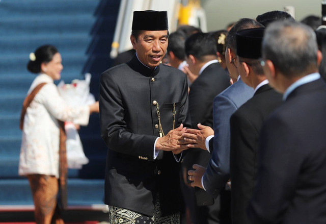 Presiden ke-7 Joko Widodo berjabat tangan dengan sejumlah Meteri Kabinet Indonesia Maju di Base Ops Lanud Halim Perdanakusuma, Jakarta, Minggu (20/10/2024). Foto: Iqbal Firdaus/kumparan