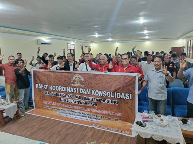 Jakius Sinyor saat rapat bersama DAD dan para Temenggung se-Kabupaten Melawi. Foto: Dok, Istimewa 