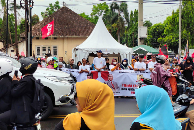 Anak sekolah hingga warga berjajar di jalan menyambut pulangnya Presiden ke-7 RI Jokowi ke Kota Solo, Minggu (20/10/2024). Foto: Arfiansyah Panji Purnandaru/kumparan