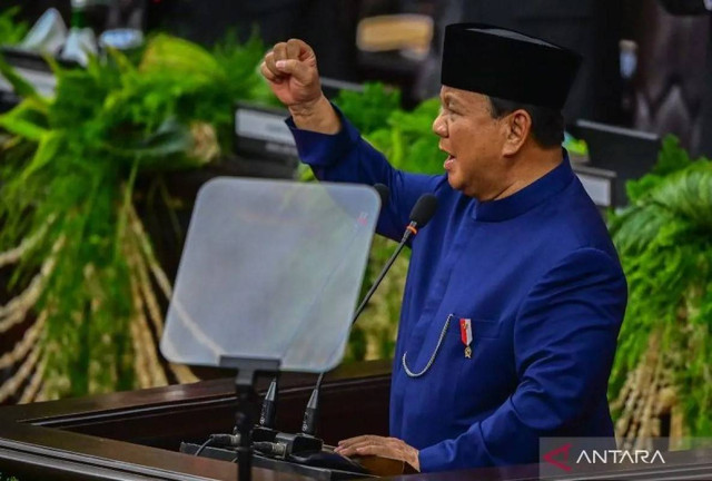 Presiden Prabowo Subianto saat pidato usai dilantik pada Sidang Paripurna MPR RI di Gedung Nusantara, Kompleks Parlemen, Senayan, Jakarta, Minggu (20/10/2024). Foto: Rivan Awal Lingga/aww/Antara Foto.