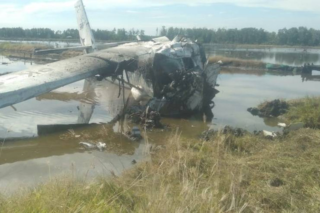 Basarnas evakuasi koban pesawat SAM Air yang jatuh di Gorontalo, Minggu (20/10/2024). Foto: Basarnas