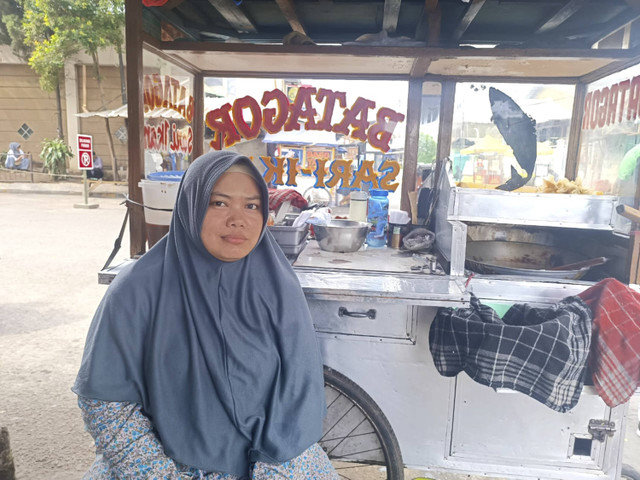 Lina penjual Batagor di depan RS Santo Yusup, Bandung, Minggu (20/10/2024). Foto: Robby Bouceu/kumparan