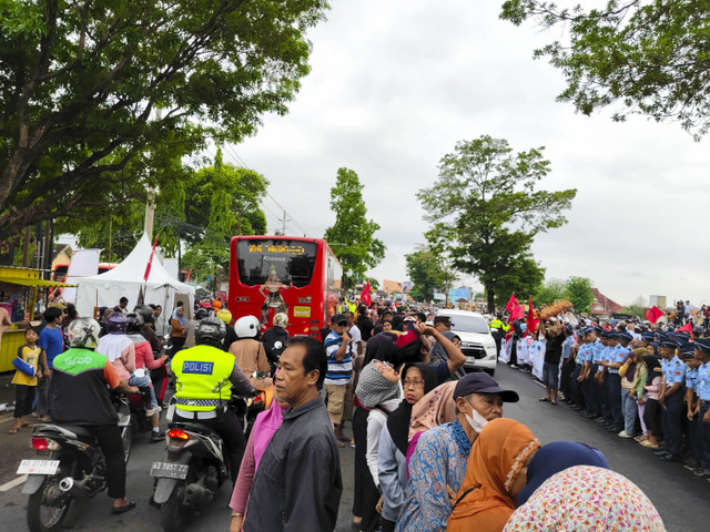 Antusias warga saat menyambut kedatangan Presiden ke-7 Joko Widodo di Jalan Adisucipto, Kecamatan Colomadu, Kabupaten Karanganyar, Minggu (20/10/2024). Foto: Arfiansyah Panji Purnandaru/kumparan