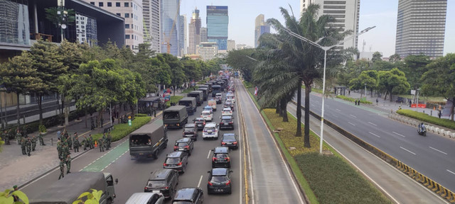 Ruas Jalan Jenderal Sudirman-Thamrin mulai dibuka lagi untuk kendaraan umum pada Minggu (20/10/2024). Foto: Rachmadi Rasyad/kumparan