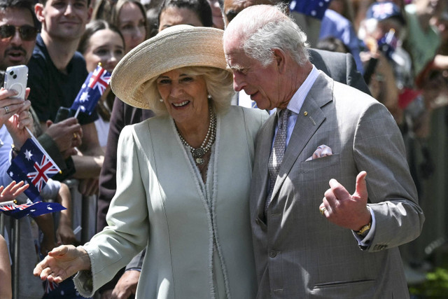 Raja Charles III dan Ratu Camilla. Foto: SAEED KHAN/AFP