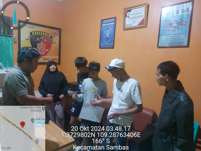 Satreskrim Polres Sambas mendamaikan kasus pencurian HP yang melibatkan anak di bawah umur. Foto: Dok. Satreskrim Polres Sambas