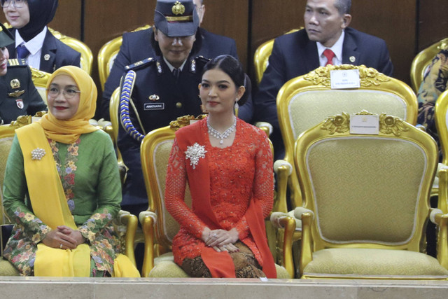 Istri Wakil Presiden Gibran Rakabuming Raka, Selvi Ananda saat mengikuti Pelantikan Presiden dan Wakil Presiden periode 2024-2029 di Gedung Nusantara, kompleks Parlemen, Senayan, Jakarta, Minggu (20/10/2024) mengenakan kebaya merah rancangan Biyan. Foto: Iqbal Firdaus/kumparan