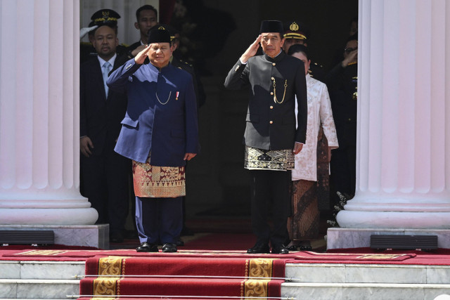 Presiden ke-8 RI Prabowo Subianto bersama Presiden ke-7 RI Joko Widodo memberikan penghormatan kepada pasukan dalam upacara pisah sambut di Istana Merdeka, Jakarta, Minggu (20/10/2024). Foto: Hafidz Mubarak/ANTARA FOTO