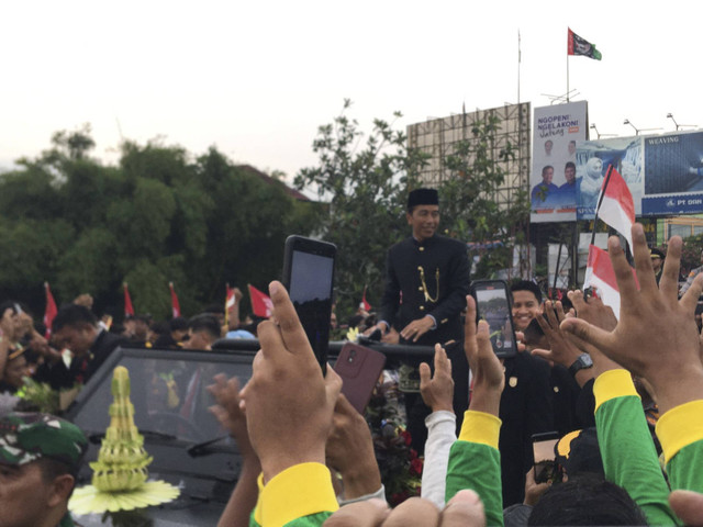 Presiden RI ke-7 Joko Widodo dan Iriana tiba di Bandara Adi Soemarmo, Kabupaten Boyolali, Jawa Tengah, Minggu (20/10/2024). Foto: Dok. Istimewa