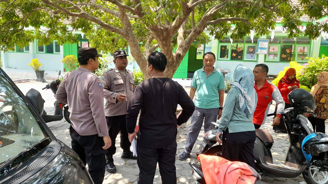 Polisi mendatangi lokasi 16  siswa SD Bagelenan 02 Kecamatan Srengat, Kabupaten Blitar, diduga mengalami keracunan usai mengonsumsi jajanan jeli, Sabtu (19/10/2024). Foto: Dok. Istimewa