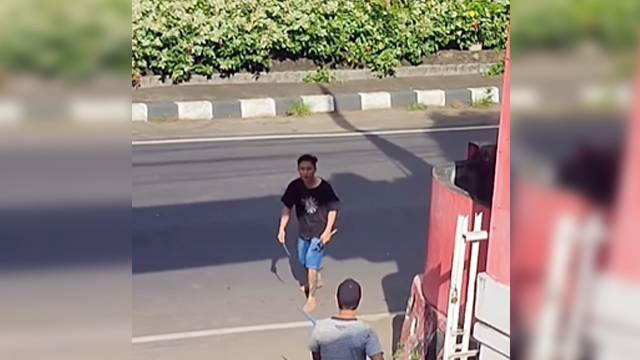 Tangkapan layar dari video viral seorang pria di Manado melakukan teror menggunakan senjata tajam di depan SMA Negeri 2 Kota Manado.