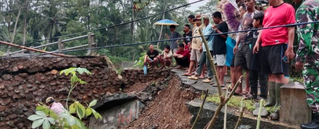 Jembatan di Trenggalek yang ambrol. Dok: BPBD Jatim