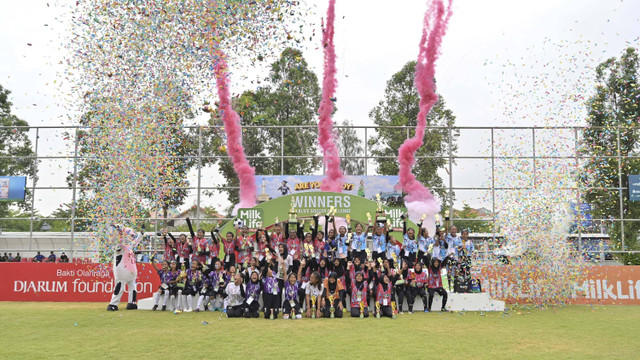 Para juara MilkLife Soccer Challeng Solo Series 2 2024 yang berlangsung di Lapangan Kota Barat pada 16-20 Oktober 2024. Foto: Dok. MilkLife Soccer Challenge