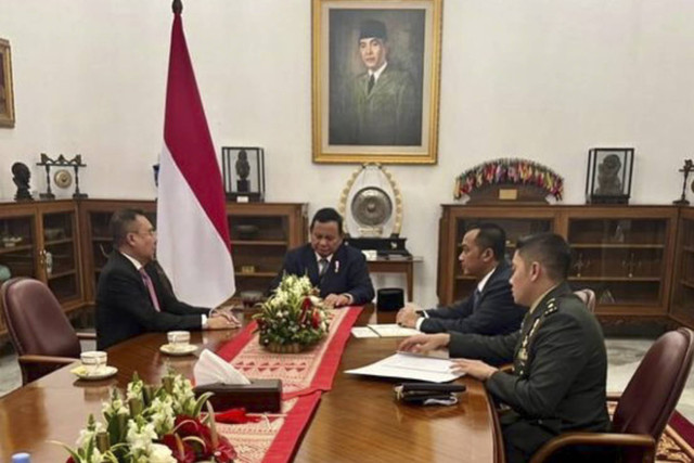 Presiden Prabowo Subianto memberikan arahan kepada Ketua Harian DPP Gerindra, Minggu (20/10/2024). Foto: Instagram/ @sufmi_dasco