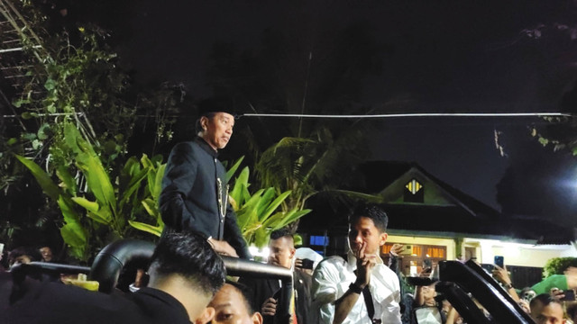 Jokowi tiba di kediamannya di Jalan Kutai Utara 1, Kelurahan Sumber, Kecamatan Banjarsari, Kota Solo, Jawa Tengah, Minggu (20/10/2024). Foto: Arfiansyah Panji Purnandaru/kumparan