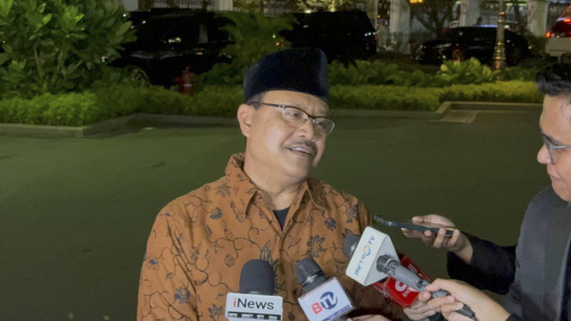 Menteri Sosial Saifullah Yusuf menjawab pertanyaan wartawan setibanya di Istana Kepresidenan Jakarta, Minggu (20/10/2024). Foto: Luthfi Humam/kumparan