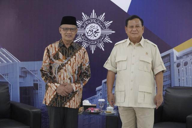 Presiden Prabowo (kanan) dan Ketua Umum Pimpinan Pusat Muhammadiyah Haedar Nashir (kiri). Foto: Dok. Muhammadiyah