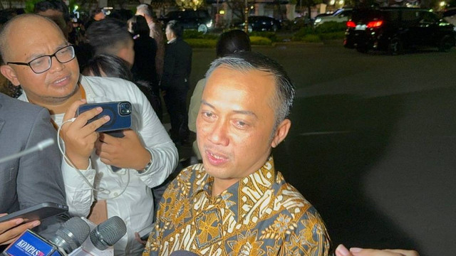 Prasetyo Hadi tiba di Istana Kepresidenan, Jakarta, Minggu (20/10/2024). Foto: Luthfi Humam/kumparan