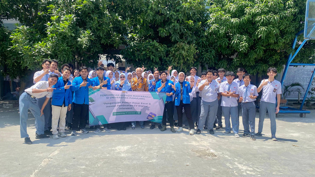 Foto bersama Guru, dosen, Mahasiswa/i dan murid SMAN 12 Tangerang Selatan (Dokumentasi Pribadi)