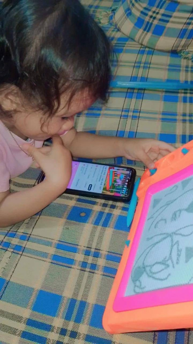 gambar anak yang sedang bermain gadget (hasil foto sendiri)