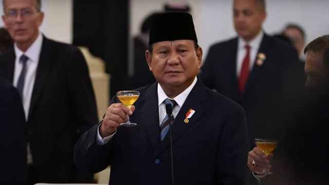 Presiden Prabowo Subianto mengangkat gelas saat jamuan santap malam pelantikan Presiden RI ke-8 di Istana Kepresidenan Jakarta, Minggu (20/10/2024). Foto: YouTube/Sekretariat Presiden