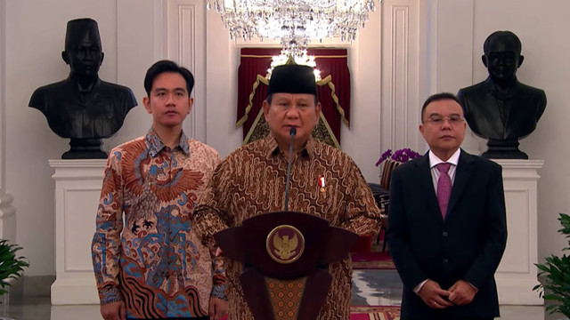 Presiden Prabowo Subianto bersama Wakil Presiden Gibran Rakabuming Raka menyampaikan paparannya saat Pengumuman Menteri Negara dalam Pemerintahan Periode 2024-2029 di Istana Merdeka, Jakarta, Minggu (20/10/2024). Foto: YouTube/Sekretariat Presiden