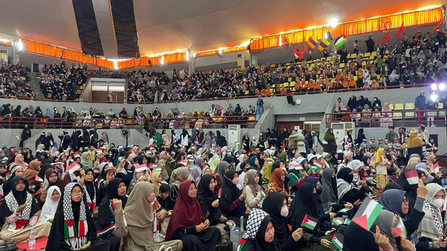 Ribuan penonton konser kemanusian Lampung Bersama Palestina di GSG Unila. | Foto: Eva Nuraida/ Lampung Geh