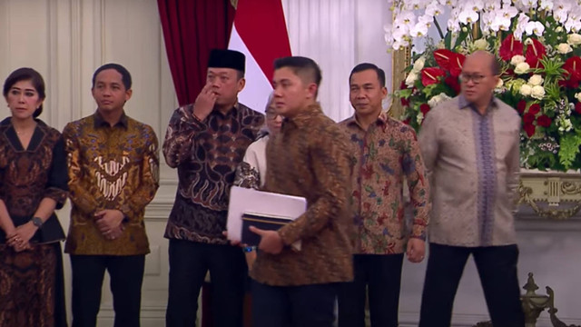 Sekertaris Kabinet Teddy Indra Wijaya saat dipanggil menjadi salah satu menteri oleh Presiden Prabowo Subianto di Istana Negara, Jakarta, Minggu (20/10/2024).
 Foto: YouTube/Sekretariat Presiden