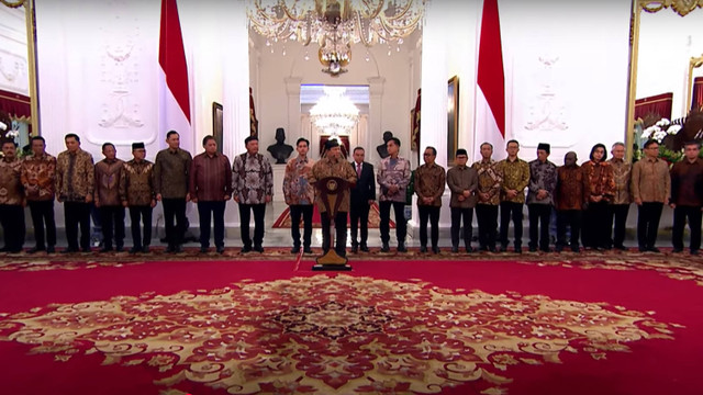 Presiden Prabowo Subianto bersama Wakil Presiden Gibran Rakabuming Raka beserta jajaran menteri kabinet Merah Putih di Istana Negara, Jakarta, Minggu (20/10/2024). Foto: YouTube/Sekretariat Presiden