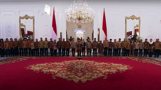 Presiden Prabowo Subianto bersama Wakil Presiden Gibran Rakabuming Raka berserta wakil menteri saat saat di panggil oleh Presiden Prabowo Subianto di Istana Negara, Jakarta, Minggu (20/10/2024). Foto: YouTube/Sekretariat Presiden