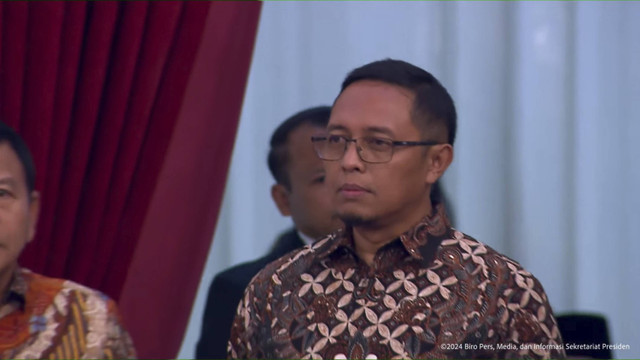 Kepala Kantor Komunikasi Presiden, Hasan Nasbi saat dipanggil Presiden Prabowo Subianto di Istana Negara, Jakarta, Minggu (20/10/2024). Foto: YouTube/Sekretariat Presiden