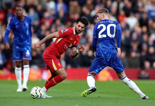 Duel Dominik Szoboszlai dengan Cole Palmer saat Liverpool vs Chelsea dalam laga pekan kedelapan Liga Inggris 2024/25 di Stadion Anfield, Minggu (20/10) malam WIB. Foto: REUTERS/Phil Noble