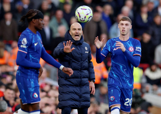 Enzo Maresca beri instruksi pada Noni Madueke dan Cole Palmer saat Liverpool vs Chelsea dalam laga pekan kedelapan Liga Inggris 2024/25 di Stadion Anfield, Minggu (20/10) malam WIB. Foto: REUTERS/Phil Noble