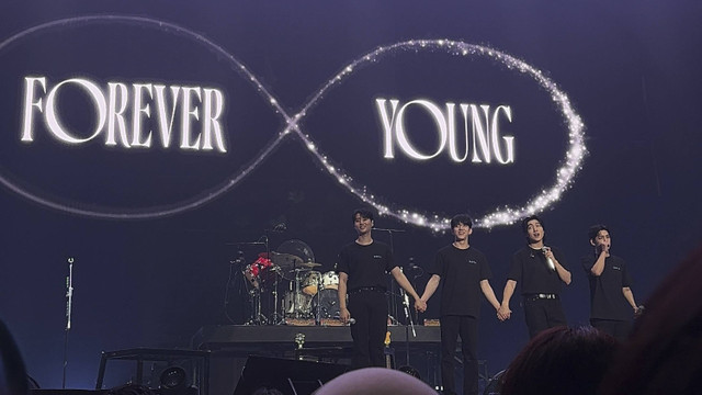 Penampilan Day6 di konser Forever Young in Jakarta yang digelar di Beach City International Stadium, Ancol pada Minggu (20/10/2024). Foto: Zahra Rizaldy/kumparan