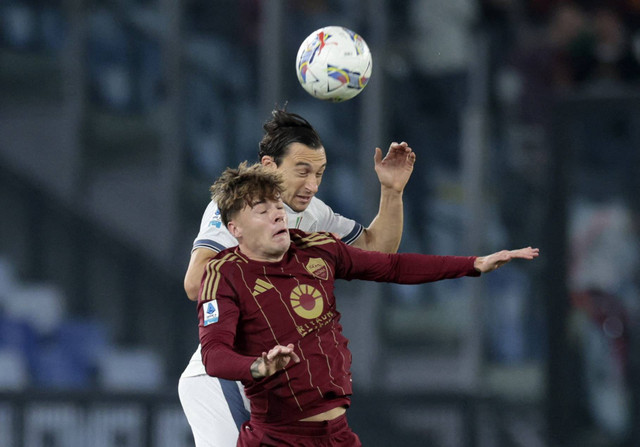 Duel Matteo Darmian dengan Nicola Zalewski saat AS Roma vs Inter Milan dalam laga pekan kedelapan Liga Italia 2024/25 di Stadio Olimpico, Senin (21/10) dini hari WIB. Foto: REUTERS/Remo Casilli