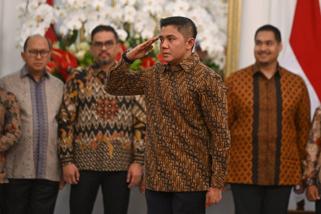 Mayor Teddy Indra Wijaya (kedua kanan) memberikan hormat kepada Presiden Prabowo Subianto saat pengumuman jajaran menteri Kabinet Merah Putih di Istana Merdeka, Jakarta, Minggu (20/10/2024). Foto: Muhammad Adimaja/ANTARA FOTO