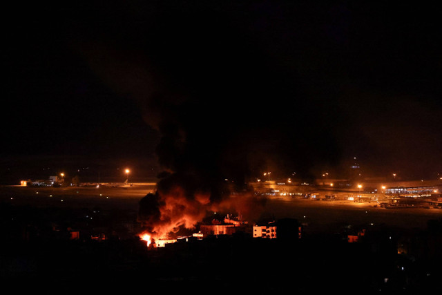 Kepulan asap dan api terlihat setelah serangan Israel ke wilayah Beirut, Lebanon, Minggu (20/10/2024). Foto: Mohamed Abd El Ghany/REUTERS 