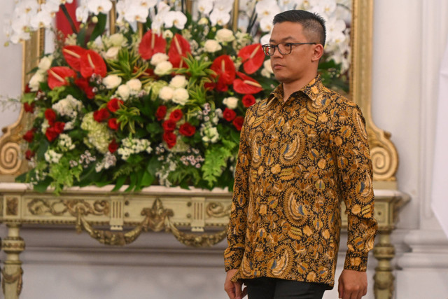 Sugiono berjalan saat dipanggil Presiden Prabowo Subianto dalam pengumuman jajaran menteri Kabinet Merah Putih di Istana Merdeka, Jakarta, Minggu (20/10/2024). Foto: Hafidz Mubarak A/ ANTARA FOTO