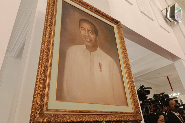 Lukisan presiden ke-7 Joko Widodo terpampang di dalam dinding Istana Negara, Jakarta Pusat, Senin (21/10/2024). Foto: Zamachsyari/kumparan