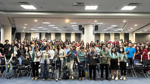 Fakultas Psikologi (FPsi) dan Fakultas Kedokteran (FK) Universitas Pelita Harapan (UPH) turut memperingati minggu kesehatan remaja internasional dengan menggelar rangkaian program International Adolescent Health Week (IAHW) 2024, dengan tema bertajuk ‘Thriving Not Just Surviving’. Puncak acara IAHW diadakan melalui talkshow berjudul ‘Building Resilient Mind in the Digital Era’ pada 12 Oktober 2024 di Gedung FK UPH.